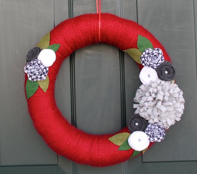 Holiday Red Yarn Wreath with Grey, White and Houndstooth Felt Flowers, Christmas Wreath
