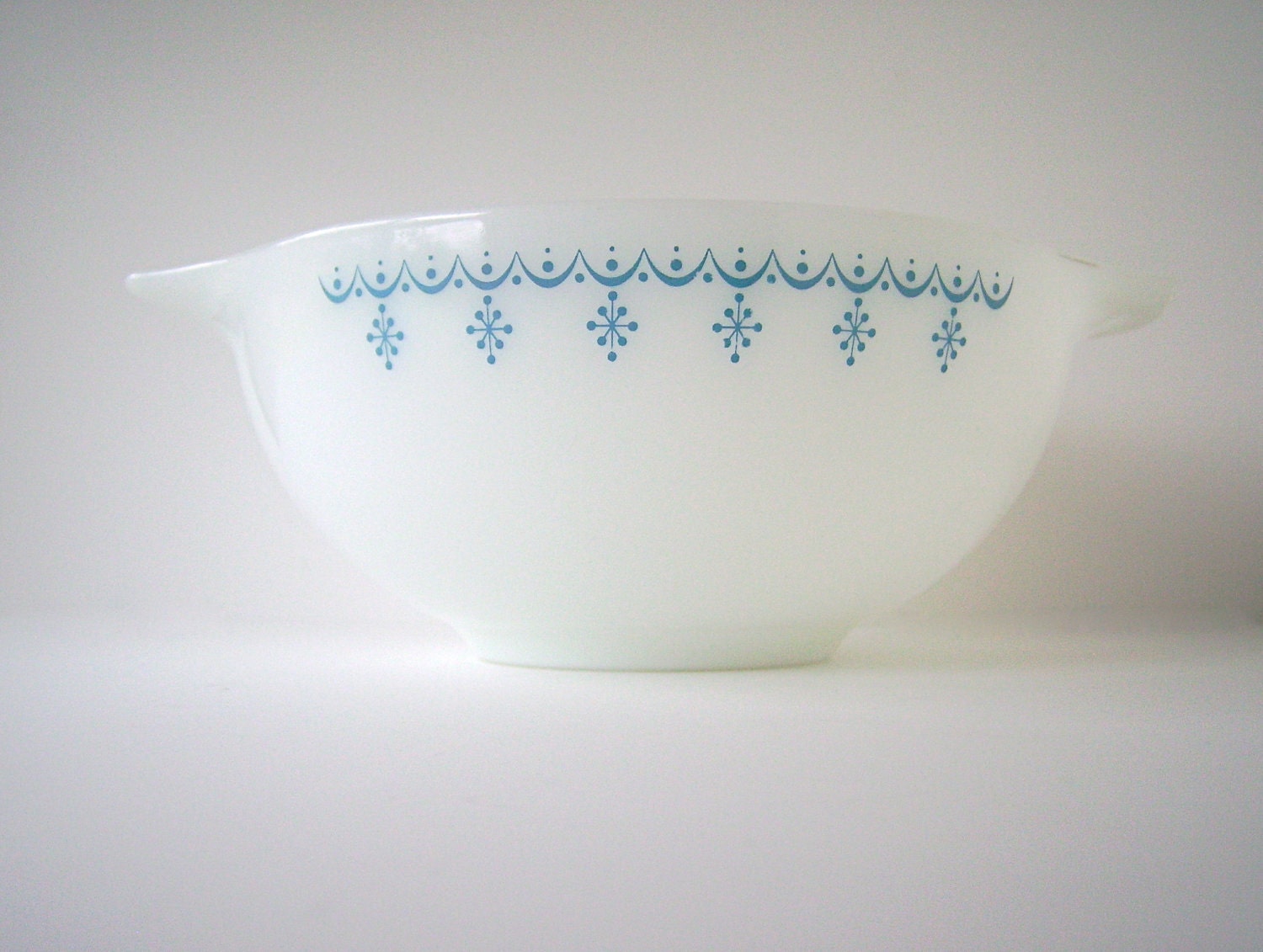 Vintage Pyrex 2.5 Quart Princess Mixing Bowl, Blue on White, Snowflake Garland Design, Excellent Condition