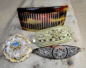 Lovely vintage accesories lot. Two hair clips, one comb and a nice brooch