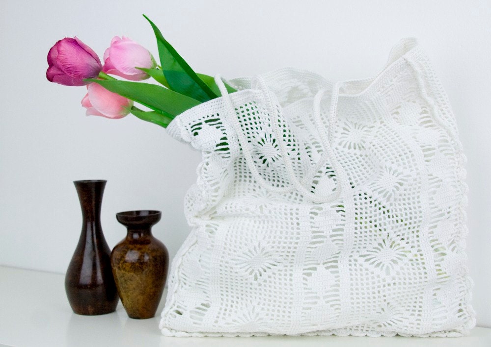 Vintage crochet white shopping bag.