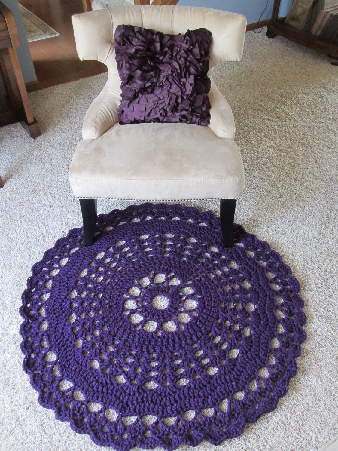 Doily Rug in Purple. Crochet round carpet/rug in deep purple.