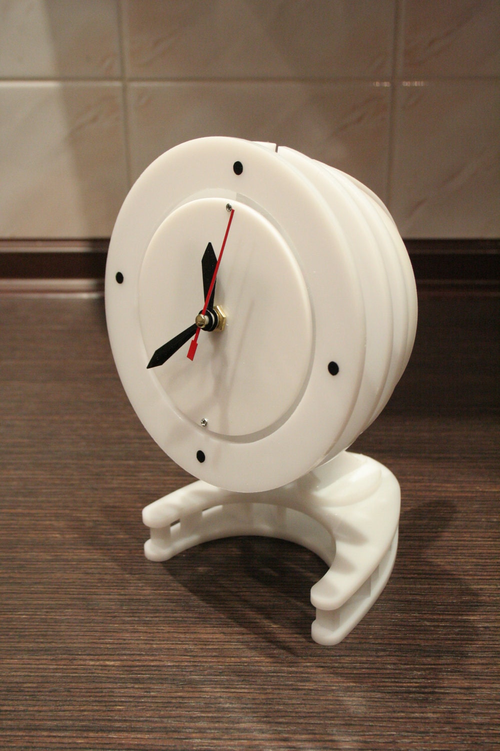Table quartz clock from white plastic