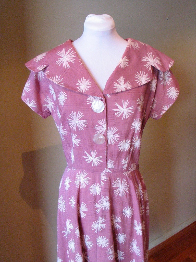 Vintage 1940s Dusty Pink Dress with Lucite Buttons - M to L