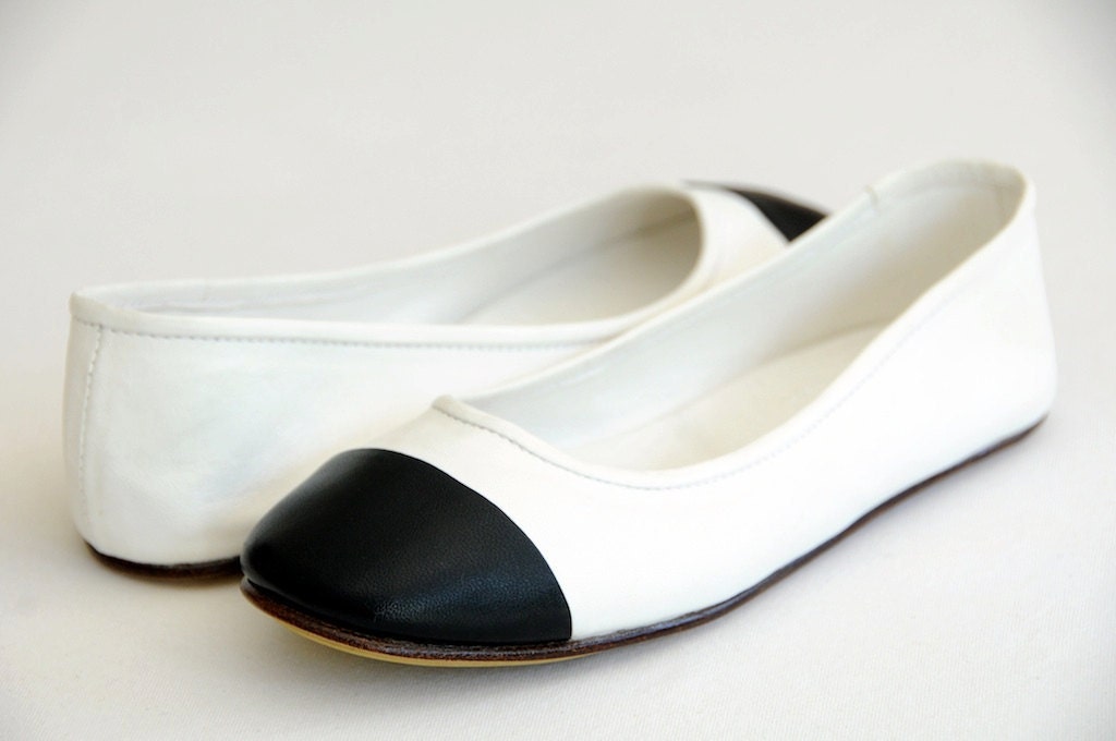 ANN. Ballet flats / white shoes / leather. sizes: US 4-13, EUR 35-43. Available in different leather colors.