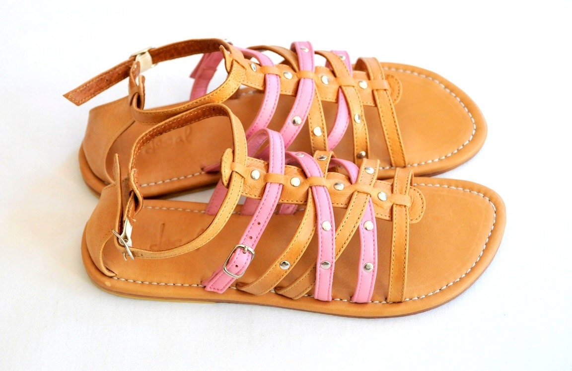 CARINO. Sandals / Womens leather flats. Sizes 35-43. Available in different leather colors.