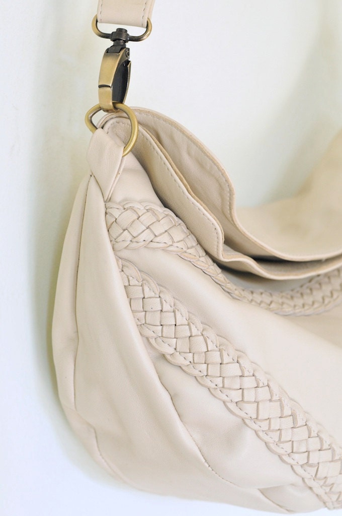 TRIANGULO. Crossbody bag. Available in different leather colors.