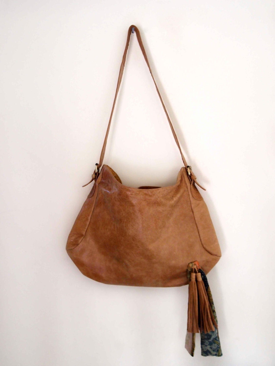 AROHA. Handmade shoulder leather bag with leather and batik tassels / handbag. Available in different leather colors.