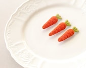 1 pcs. Yummy mini carrot brooch / Cute plush pin in orange and green / Lovely Easter carrot