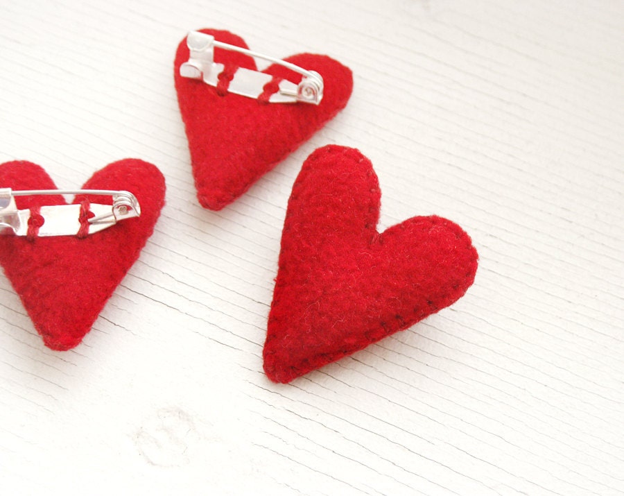 1 pcs. Red heart plush brooch / Valentine gift / Love gift for her