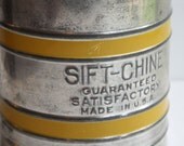 Vintage Sift-Chine Steal Flour Sifter, Vintage Flour Sifter, Vintage Yellow Sifter, Steal Flour Sifter, Retro Kitchen - themerryhomemaker