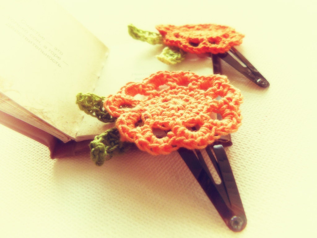 Tangerine wedding. Orange green crochet flower hair clip - pair. Spring boho chic fashion accessories.