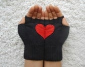 Heart Gloves, Fingerless Black Gloves with Red Felt Heart - yastikizi