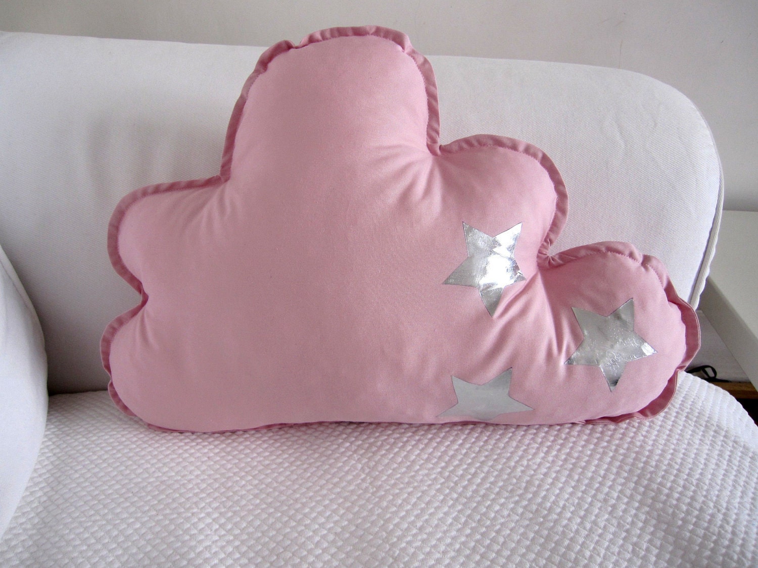 Coussin nuage rose avec étoiles argentées