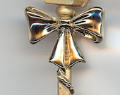 Vintage AJC American Jewelry Brooch or Pin in the Shape of a Lamp Post with a Bow.  Excellent condition