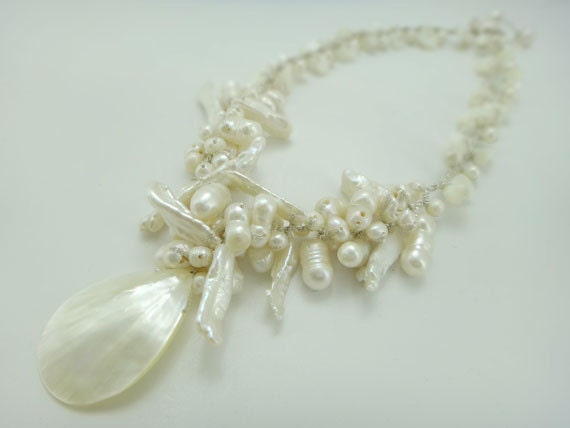 White freshwater pearl come with shell pendant hand-knotted on silk