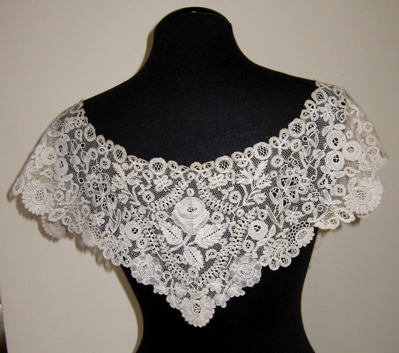 RESERVED BELLE - English HONITON Bobbin Lace Collar - 14 Butterflies Floral Feast c 1860