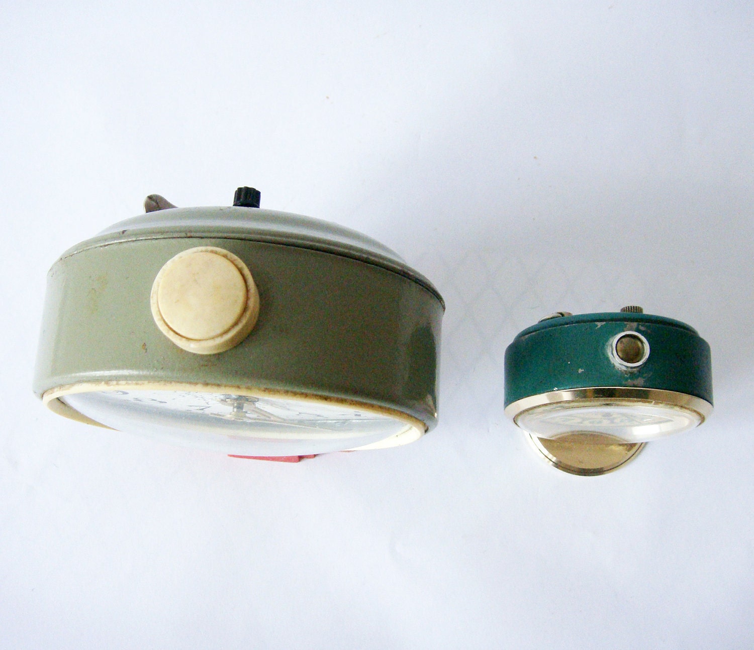 Set of two sovietic non working Clocks - russian Jantaz and Slava vintage alarm mechanical clocks red black