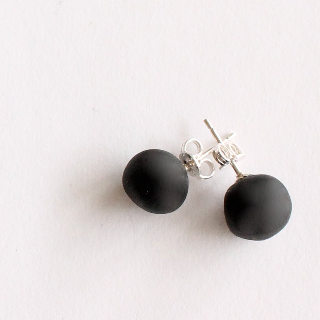 Black pea pod stud earrings - sterling sliver