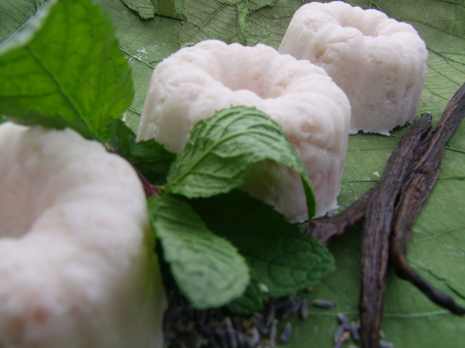 Peppermint, vanilla and lavender shampoo bar for dry, curly or colored hair 100 grams