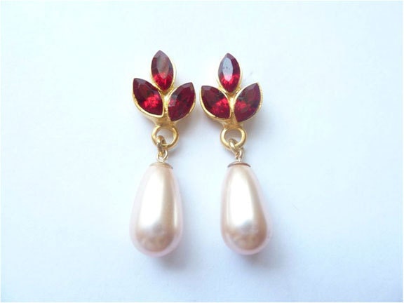 Clove earring with a pearl