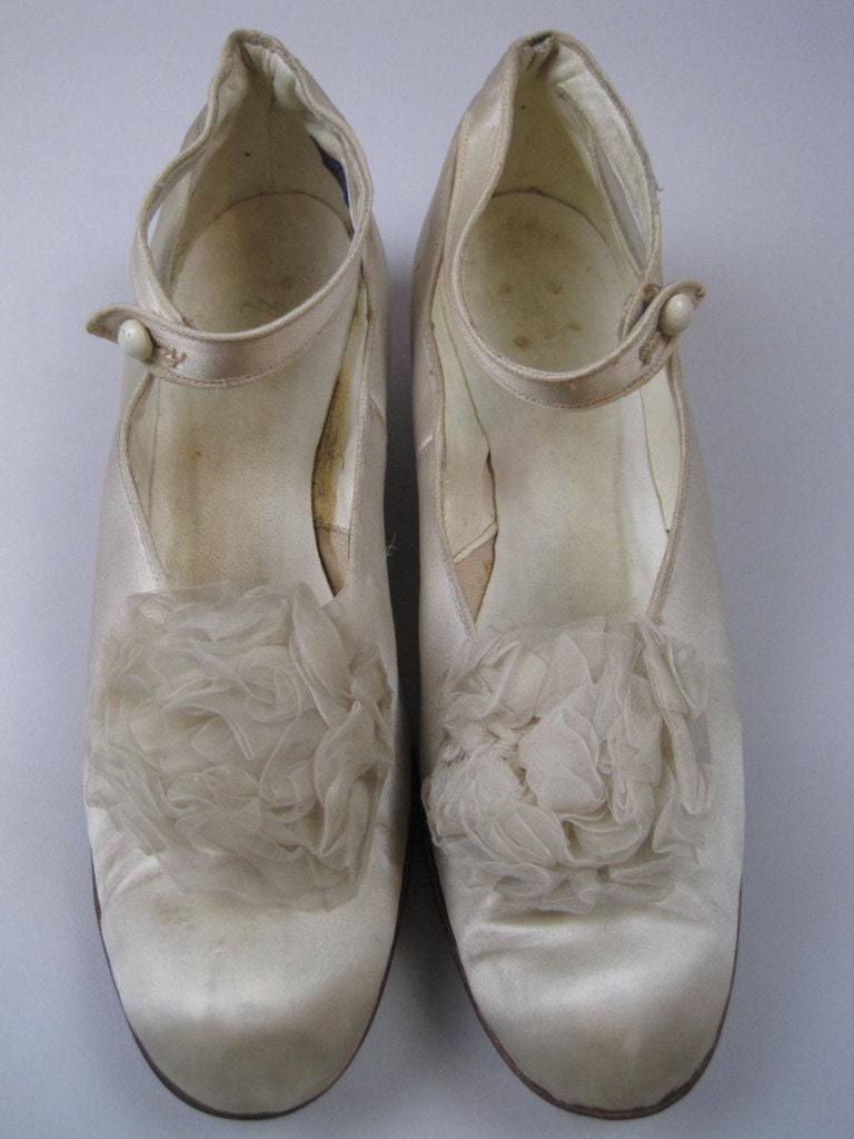 Vintage ANTIQUE WEDDING Shoes Cream Silk Satin Heels Teens 1910s 1920s 5B Chiffon Rosette Button Sides Detroit Michigan R.H. Fyfe & Company