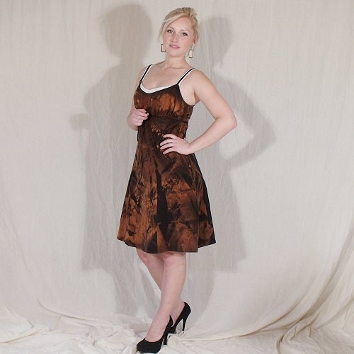 Strap dress with Empire waist and A-line knee-length skirt. Shades of rust-brown and black. Size M. SOLD.