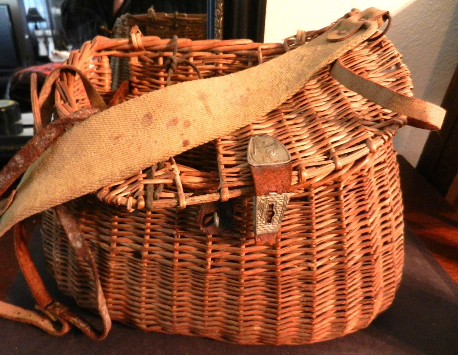 Vintage Fishing Creel Basket / Vintage by happenstanceNwhimsy