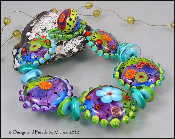 MICHOU - Lampwork Beads - Knotted, handmade glass bead bracelet - "You've Got the Love"