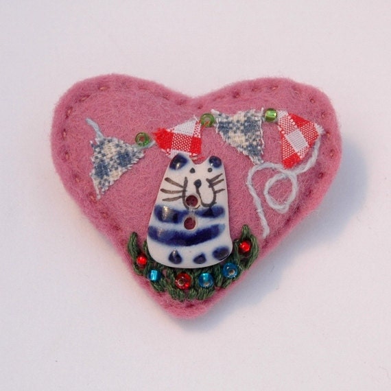 Cat with bunting heart shaped pink brooch - hand sewn