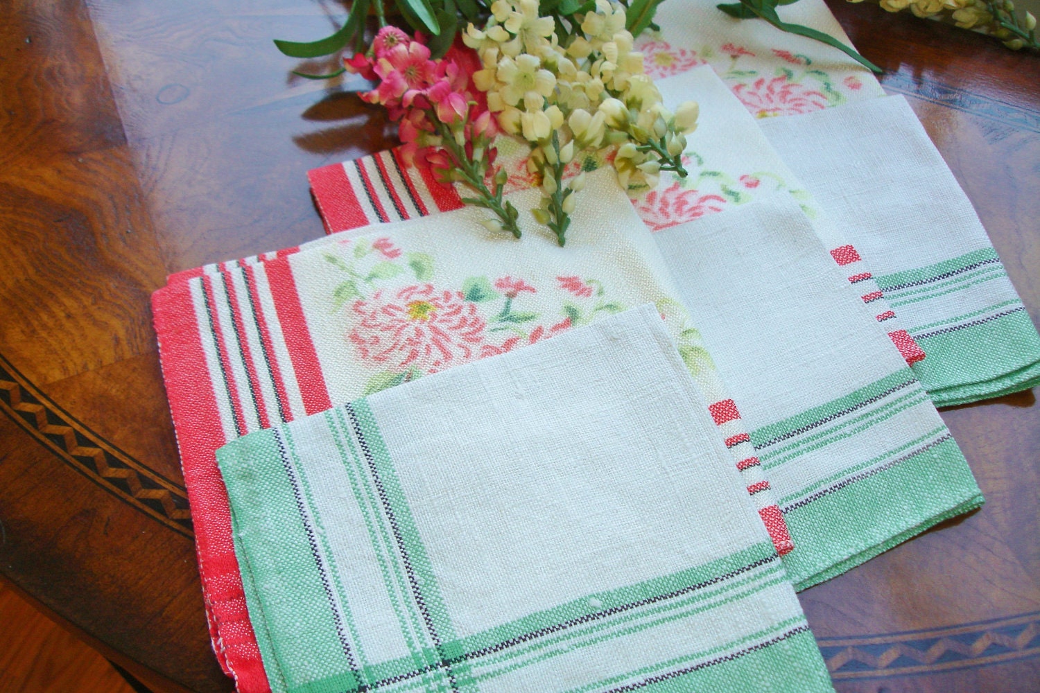 French Country Style Shabby Chic lot of six napkins 1950s 2 sets of three