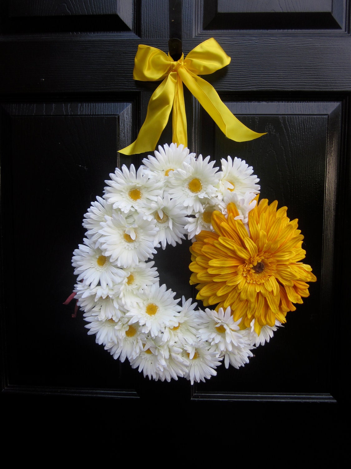 White and Yellow Daisy Wreath