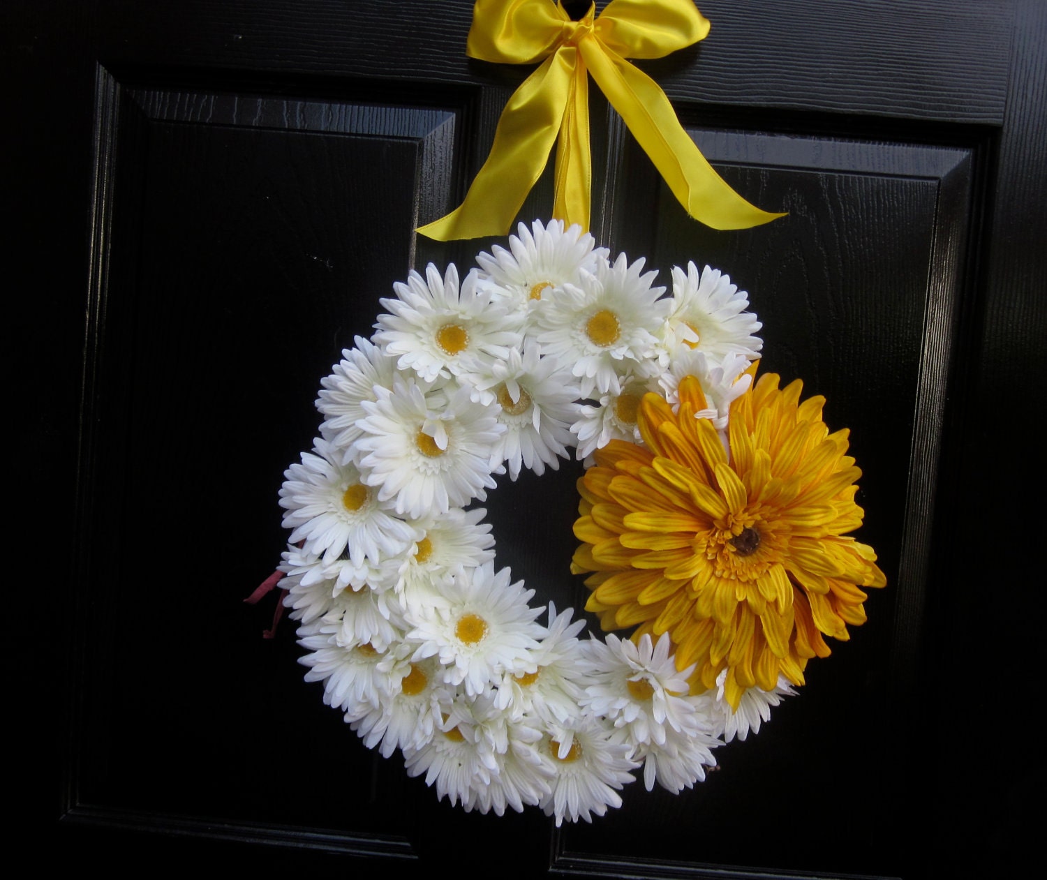 White and Yellow Daisy Wreath