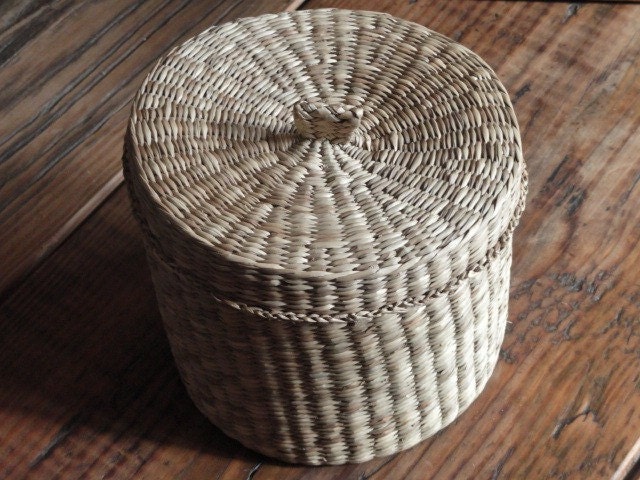 Vintage wicker basket with top