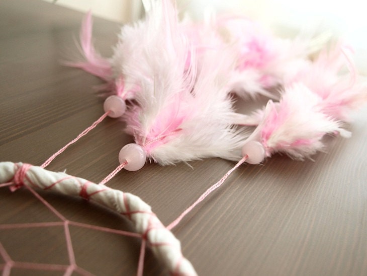 Dream Catcher - Roze Light - With Pure Roze and White Feathers, White Frame, Roze Nett - Home Decor, Mobile