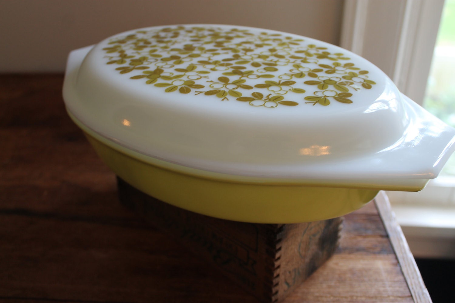 Vintage Mod Pyrex Verde Green Divided Pyrex Serving Dish with Lid 1 1/2 Quart