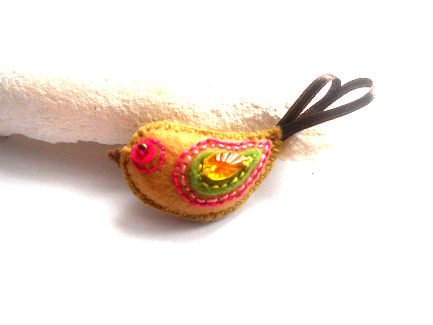 Felt bird brooch in sand brown, beige, embroidered bird brooch Spring accessory