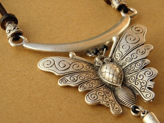 PIECE UNIQUE - Collier papillon monté sur cuir brut couleur chocolat
