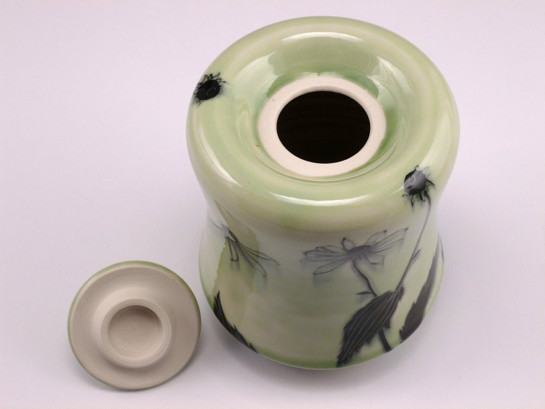 Small pet urn / covered jar