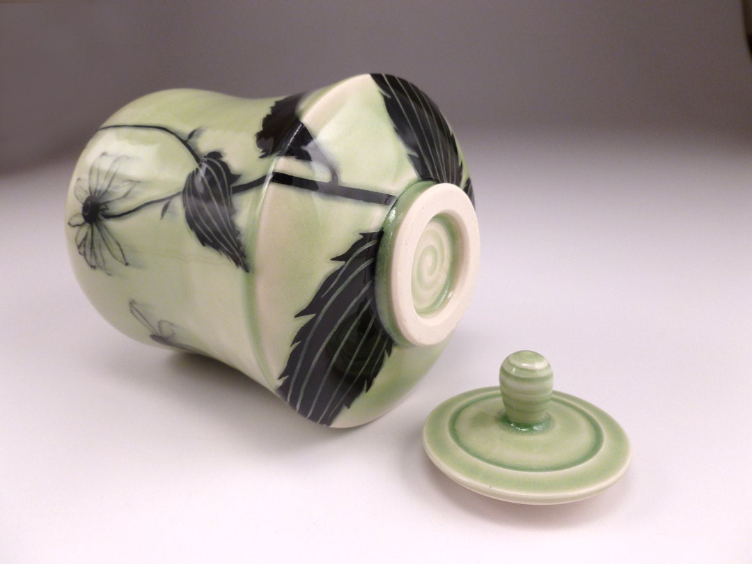 Small pet urn / covered jar