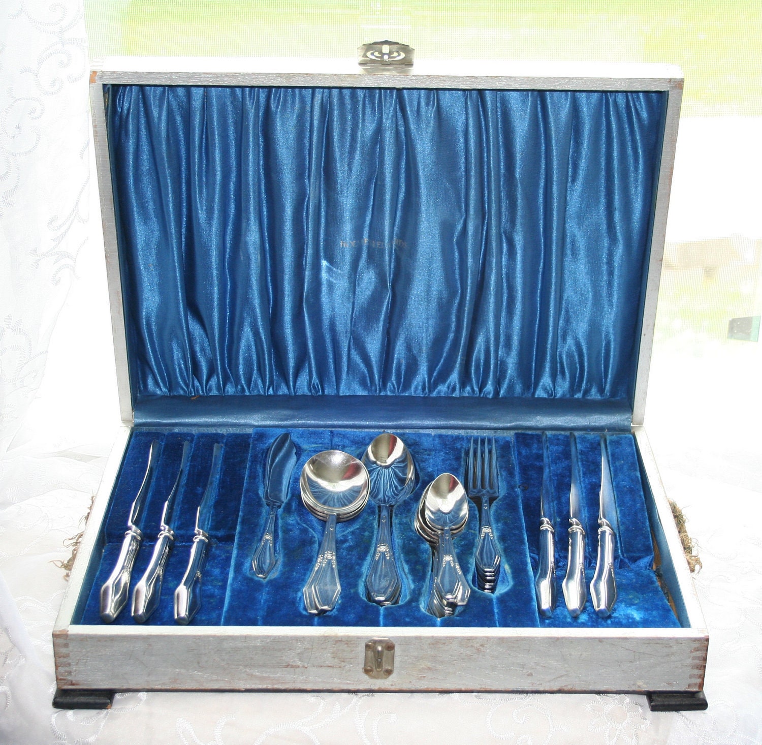 Vintage Holmes & Edwards Silver-Plated Jamestown Flatware Set in Decorative Box dating from 1916 - Wedding Gift