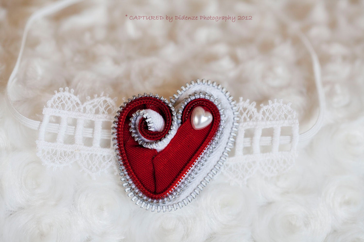 Newborn Heart Zipper Headband, Baby Photo Prop, Red and White Heart Shaped Zipper Flower on White Skinny Elastic, Newborn-1