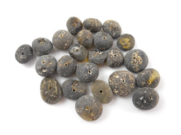 Natural Baltic Amber unpolished round beads - 20 pcs - Green / Black