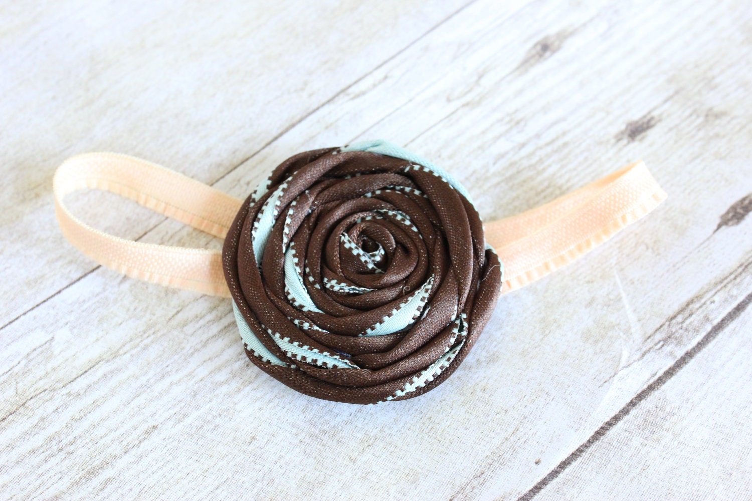 Elastic headband featuring a large ribbon rossette
