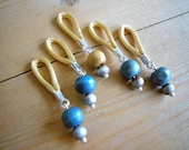 MEDIUM flexible knitting stitch markers - Set of 5 (Blue/Beige)