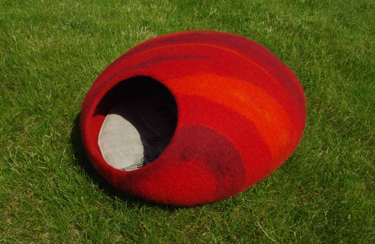 M size cat bed/cat cave/cat house//felted cat cave (With GIFT pad) multicolored