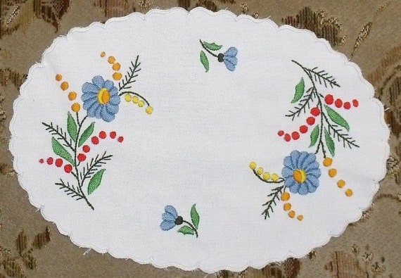 Oval embroidered tablecloths with Hungarian motifs