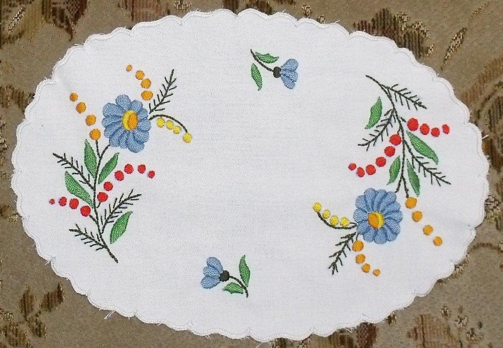 Oval embroidered tablecloths with Hungarian motifs
