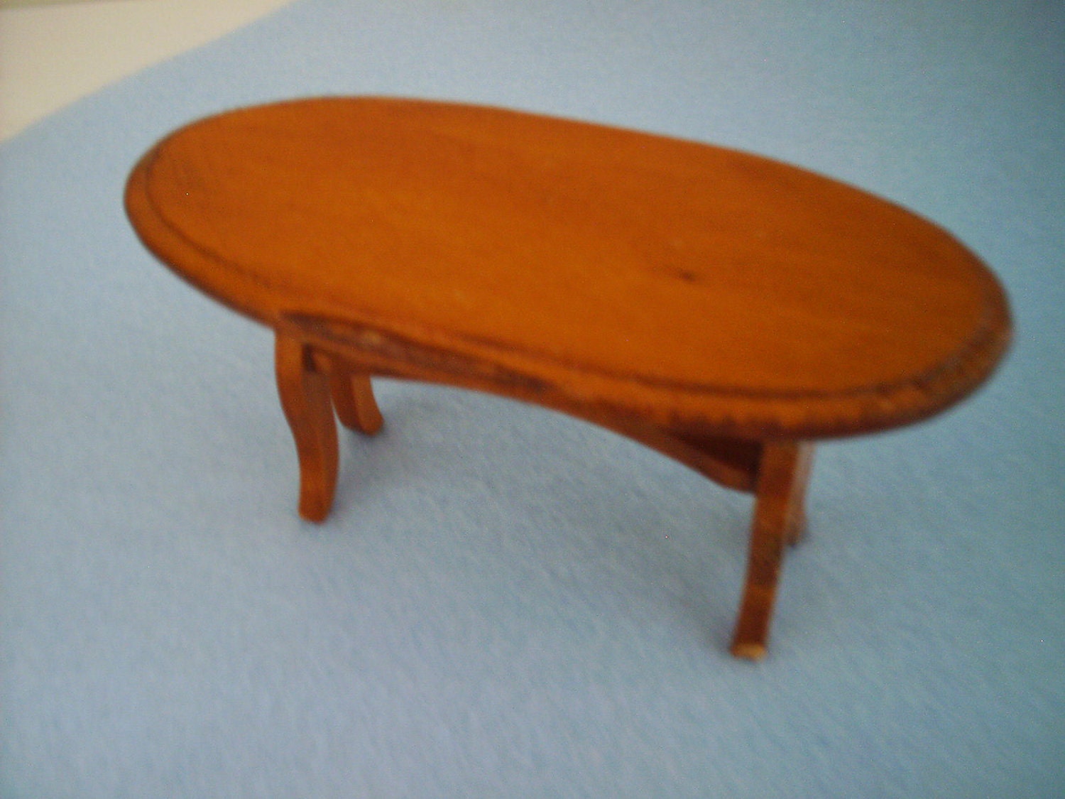 dollhouse OVAL TABLE 4 1/4 x 2 x 2 inches