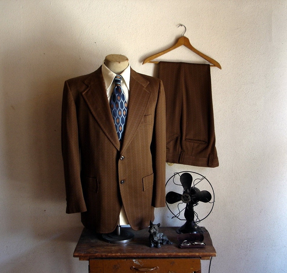 1970s 2pc Italian Suit Mens Vintage Brown Polyester Sport Coat / Blazer & Slacks By Cesare Larini e Figlio, Milano Italy - Size 44 (XL)
