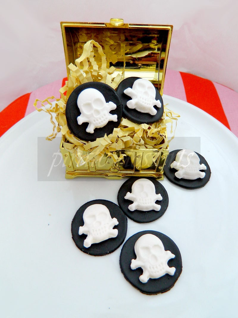 Edible pirate cupcake toppers Black and White Skull -  pirate cupcake - Fondant Skull and Cross Bone cake decorations (6 pieces)